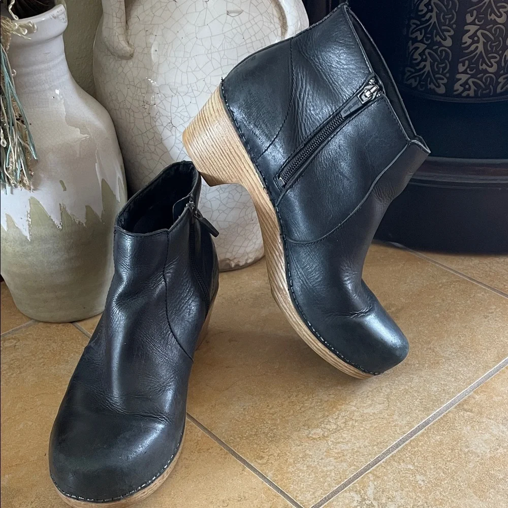 Dansko Maria Black Leather Wooden Clogs Ankle Bootie Boots Size 41 11 - Picture 2 of 9